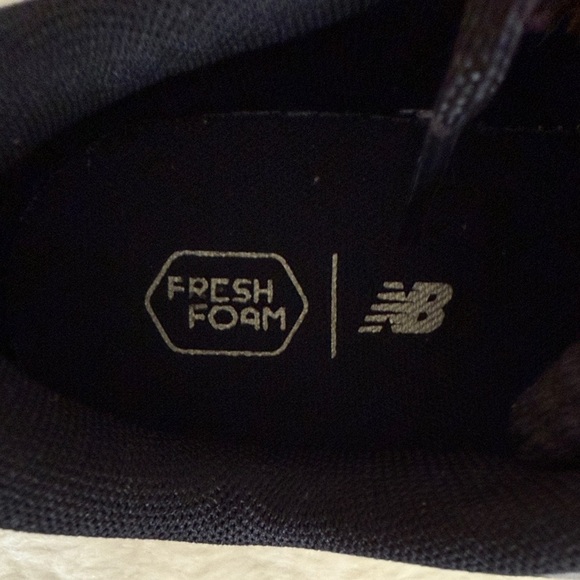 New Balance Arishi Fresh Foam  Black and White Athletic Shoes - Picture 8 of 10
